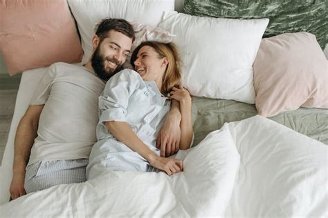 These 13 Cuddling Positions Will Increase Intimacy。